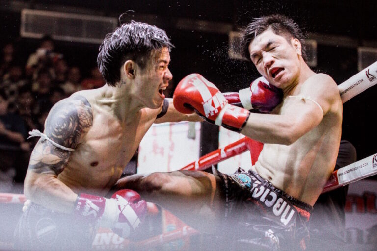 Dekdoi lands a left hook on his opponent at World Siam Stadium
