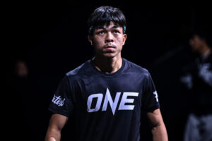 Dedduanglek walks toward the rind wearing a mongkol