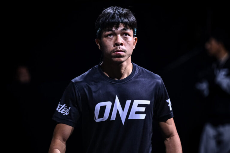 Dedduanglek walks toward the rind wearing a mongkol