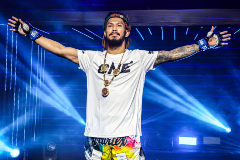Suakim Pongsuphan PK makes an entrance into the ring at The Inner Circle 25